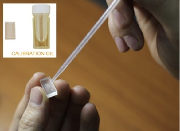 Rifrattometro per la misurazione del contenuto di acqua nel miele con liquido di calibrazione