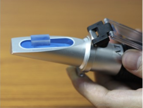 Rifrattometro per la misurazione del contenuto di acqua nel miele con liquido di calibrazione