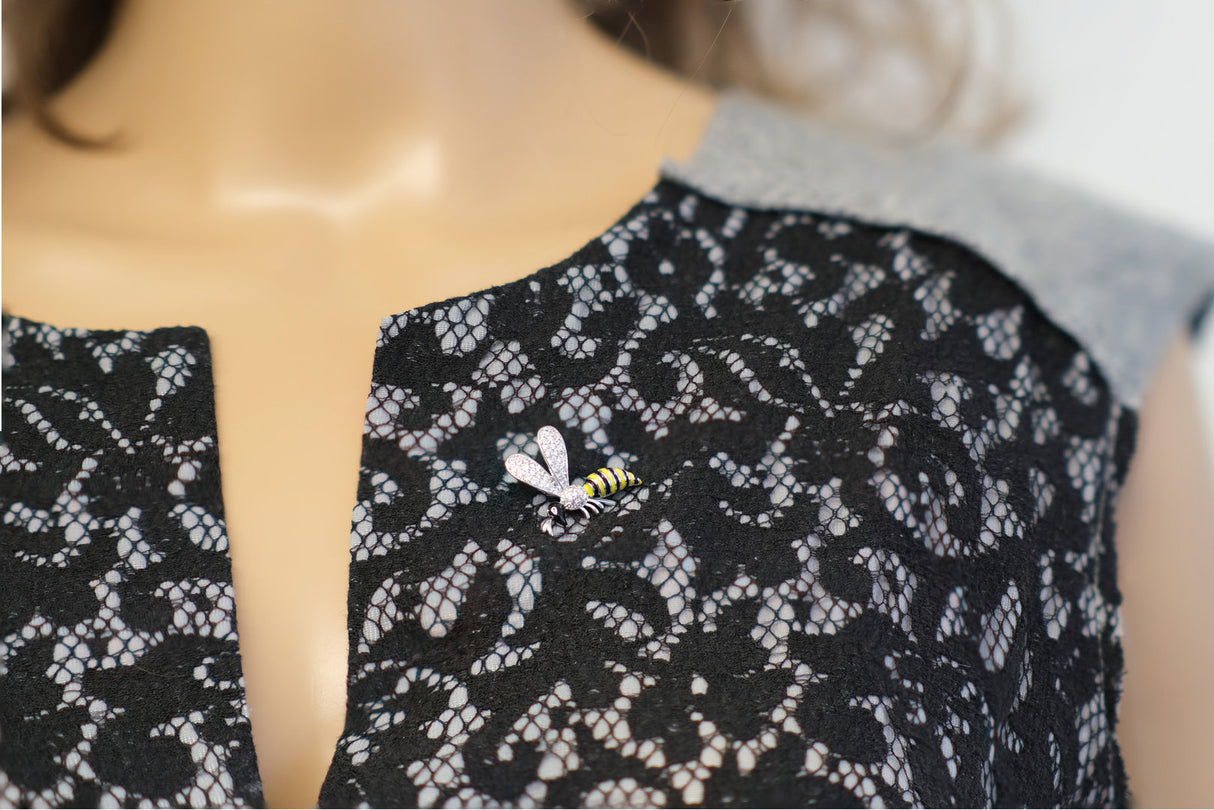 Spilla su spilla ape con stella, bigiotteria di medie dimensioni con design ape