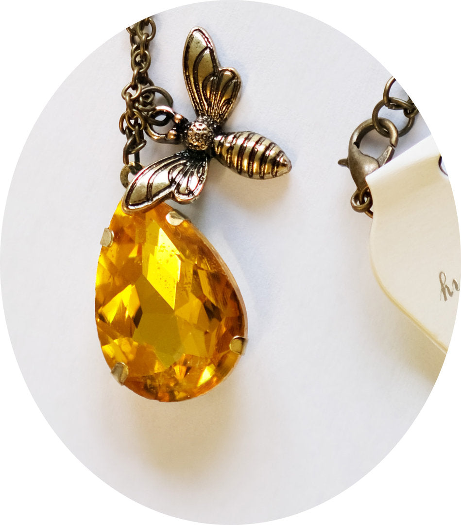 Collane con diversi design, gioielli di moda, design ape