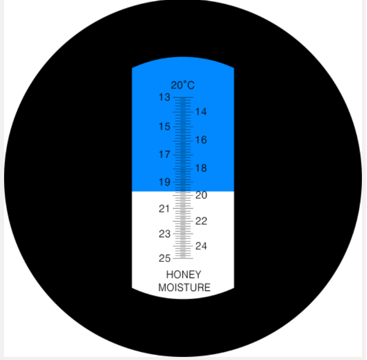 Réfractomètre mesurant la teneur en eau du miel avec un liquide d'étalonnage