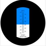 Réfractomètre mesurant la teneur en eau du miel avec un liquide d'étalonnage