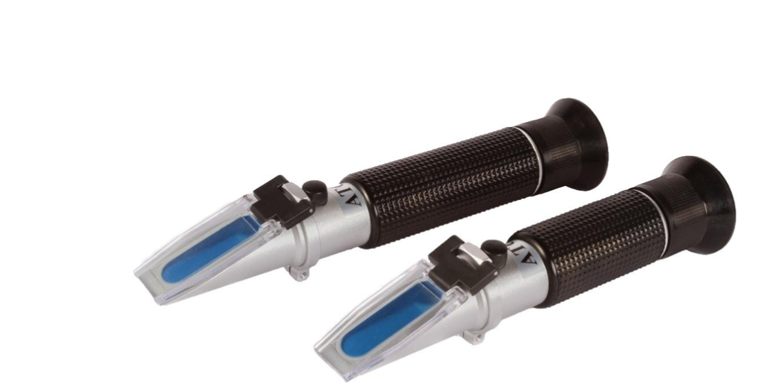 Réfractomètre mesurant la teneur en eau du miel avec un liquide d'étalonnage