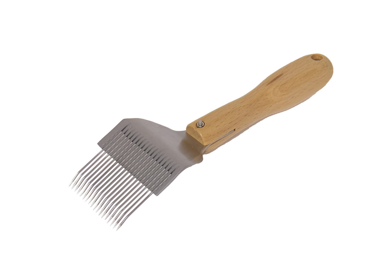 Entdecklungsgabel mit Holzgriff und gebogenen Edelstahl-Nadeln und seitlichem Kratzer