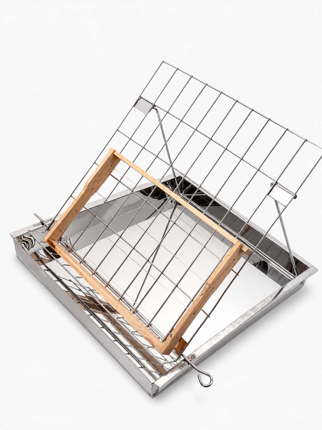 Simple stainless steel uncapping dishes for discovering the honeycombs
